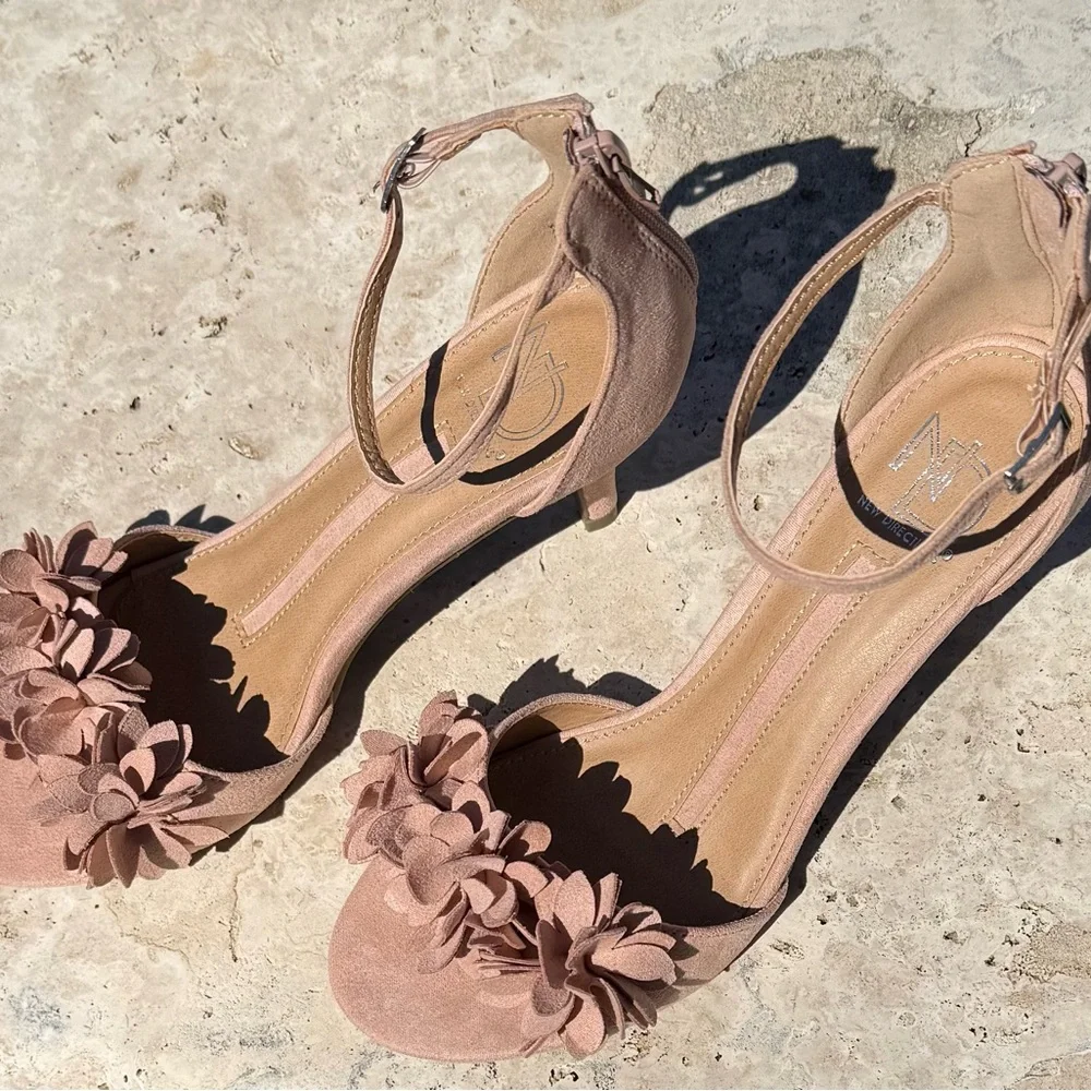 Elegant Floral Women's Sandals in Pink - Picture 2 of 16